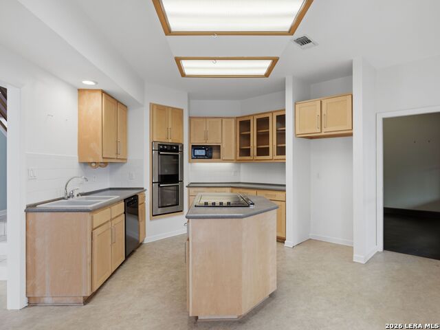 Image 11 of 37 For 968 Queens Dr.