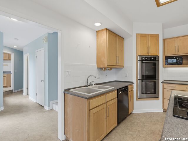 Image 12 of 37 For 968 Queens Dr.