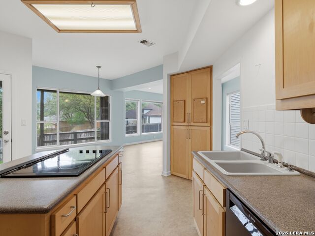 Image 14 of 37 For 968 Queens Dr.