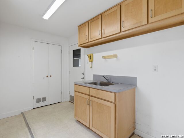 Image 24 of 37 For 968 Queens Dr.