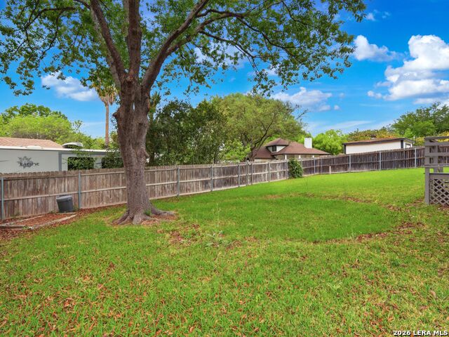 Image 27 of 37 For 968 Queens Dr.