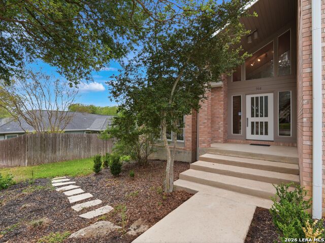 Image 3 of 37 For 968 Queens Dr.