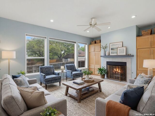 Image 7 of 37 For 968 Queens Dr.