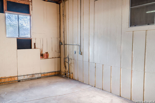 Listing photo id 25 for 1730 Mistletoe Ave W