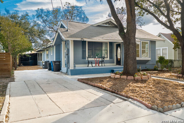 Listing photo id 2 for 1730 Mistletoe Ave W