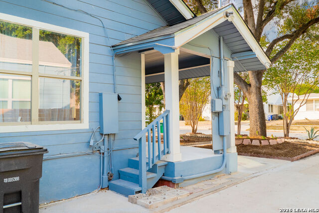 Listing photo id 5 for 1730 Mistletoe Ave W