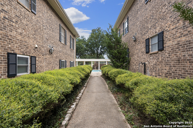 Image 26 of 28 For 1819 Babcock Rd  704