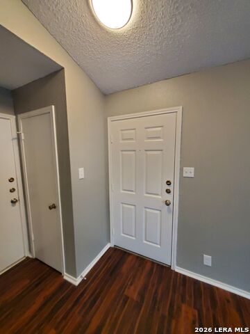 Listing photo id 3 for 8930 Hambledon Dr