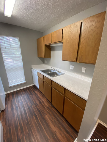 Listing photo id 4 for 8930 Hambledon Dr