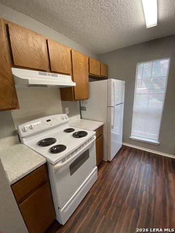 Listing photo id 5 for 8930 Hambledon Dr