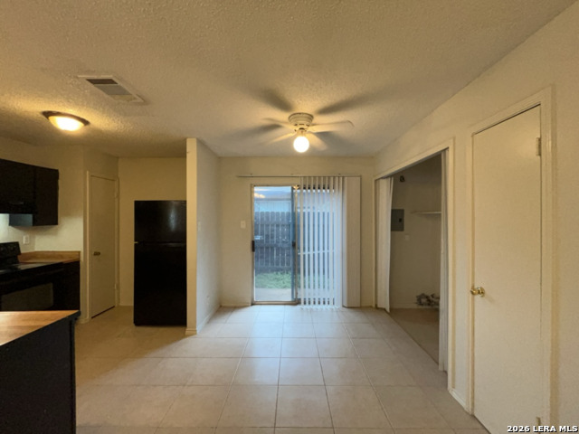 Listing photo id 8 for 8869 Meadow Trace Street