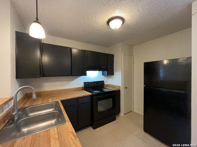 Listing photo id 10 for 8869 Meadow Trace Street