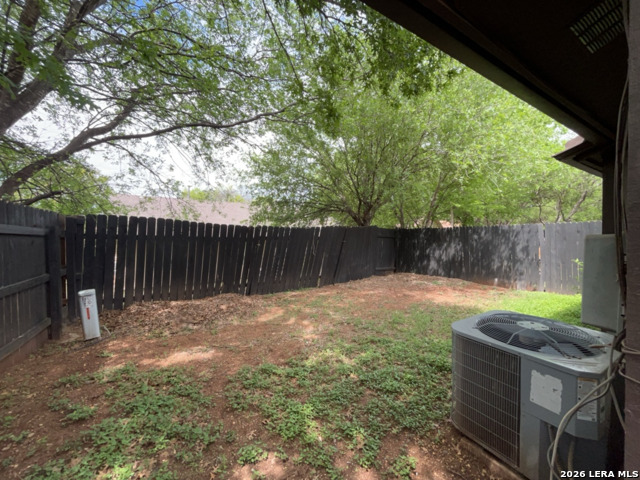 Listing photo id 23 for 8869 Meadow Trace Street