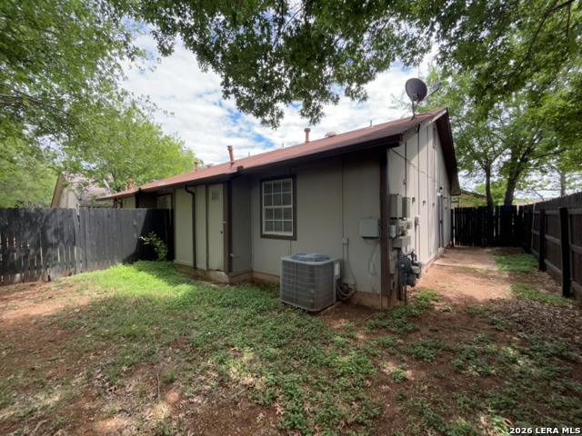 Listing photo id 24 for 8869 Meadow Trace Street