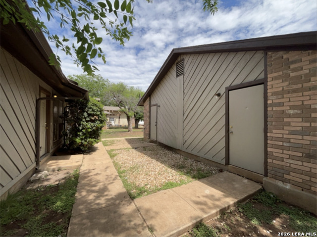 Listing photo id 29 for 8869 Meadow Trace Street