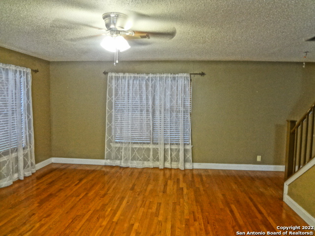 Listing photo id 25 for 9415 Silverfeather