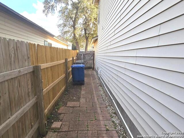 Listing photo id 44 for 9415 Silverfeather