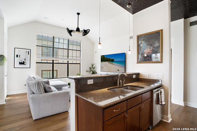 Image 8 of 36 For 7342 Oak Manor Dr  1302