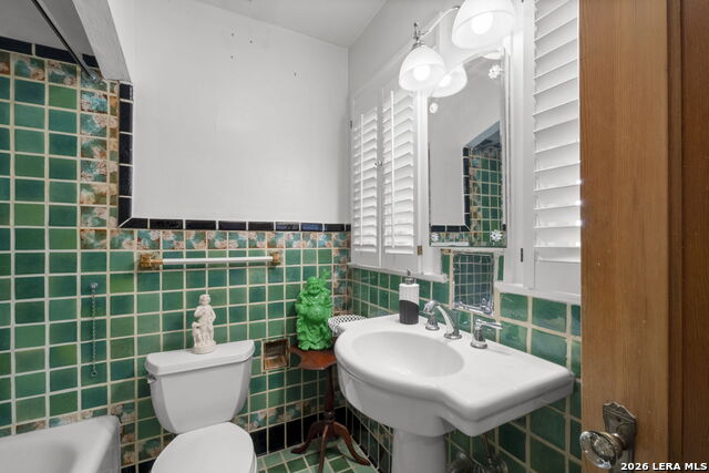 Image 21 of 44 For 243 Lullwood Ave E