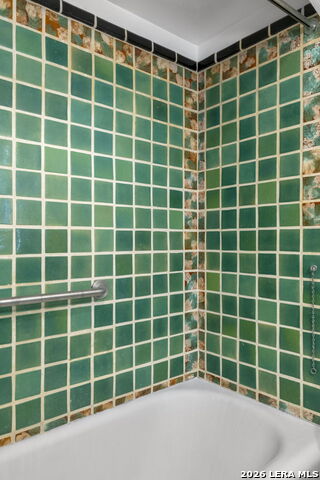 Image 22 of 44 For 243 Lullwood Ave E