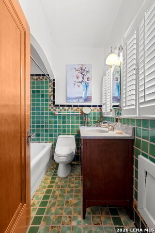 Image 30 of 44 For 243 Lullwood Ave E