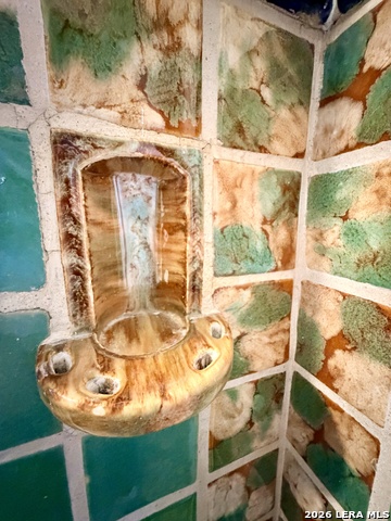 Image 32 of 44 For 243 Lullwood Ave E