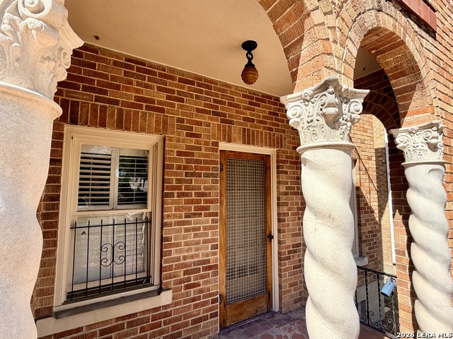 Image 4 of 44 For 243 Lullwood Ave E