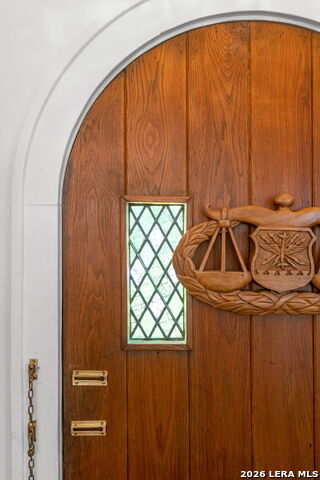 Image 7 of 44 For 243 Lullwood Ave E