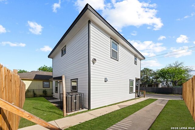 Image 29 of 32 For 323 Gabriel  101