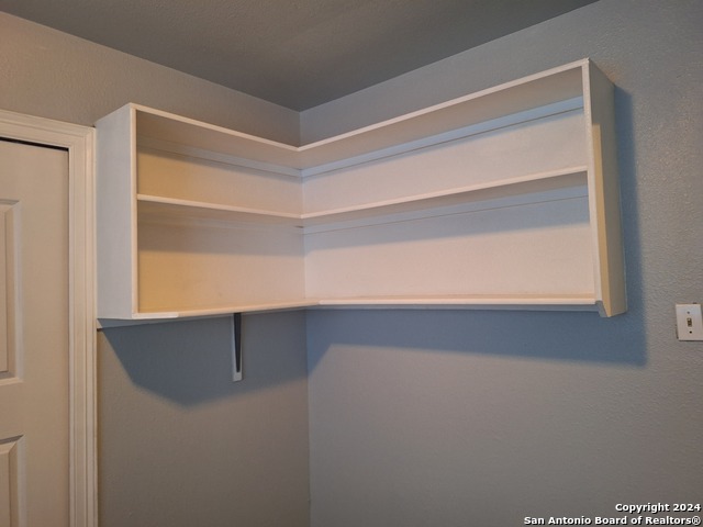 Listing photo id 8 for 6031 Highfield