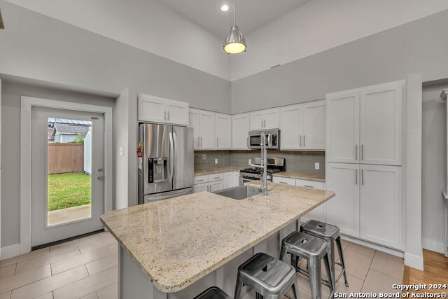 Image 15 of 50 For 728 Guenther St E