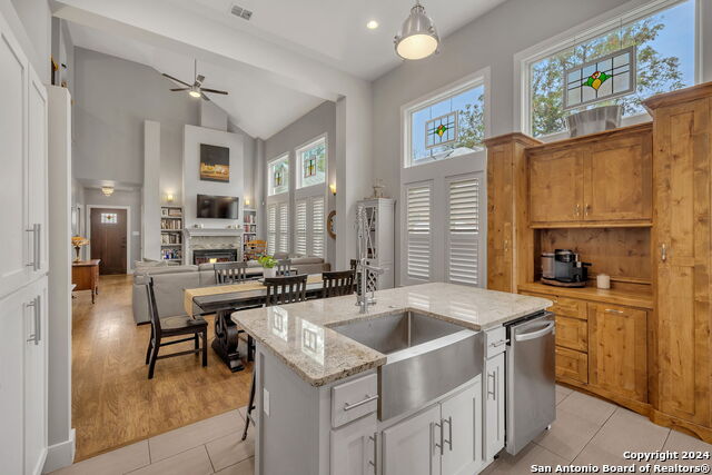 Image 19 of 50 For 728 Guenther St E