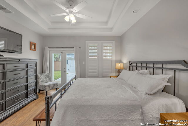 Image 22 of 50 For 728 Guenther St E