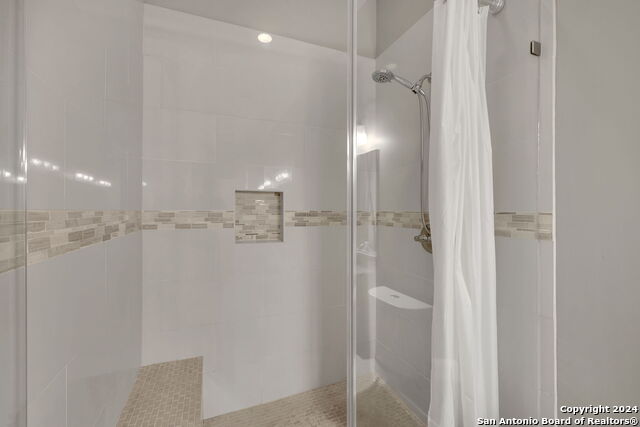 Image 26 of 50 For 728 Guenther St E