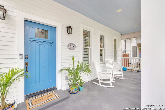 Image 3 of 50 For 728 Guenther St E