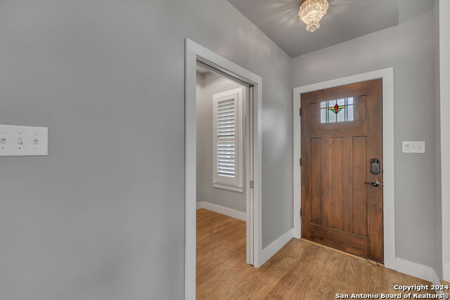 Image 30 of 50 For 728 Guenther St E