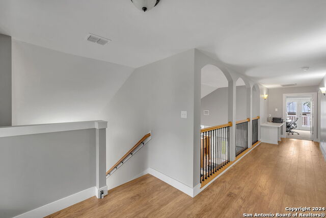 Image 32 of 50 For 728 Guenther St E