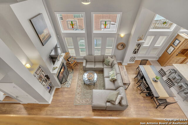 Image 33 of 50 For 728 Guenther St E