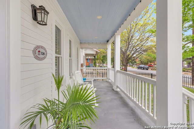 Image 4 of 50 For 728 Guenther St E