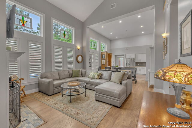 Image 5 of 50 For 728 Guenther St E