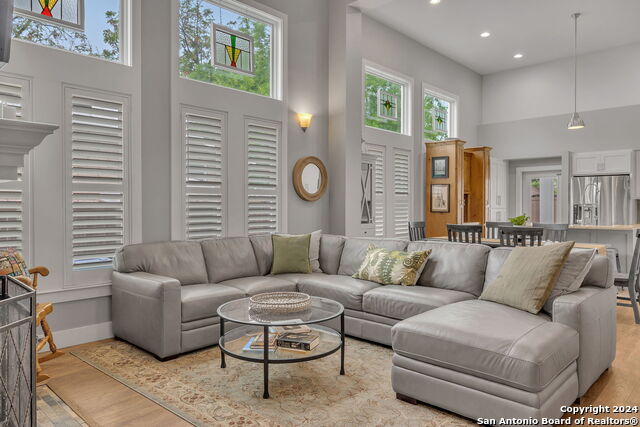 Image 6 of 50 For 728 Guenther St E