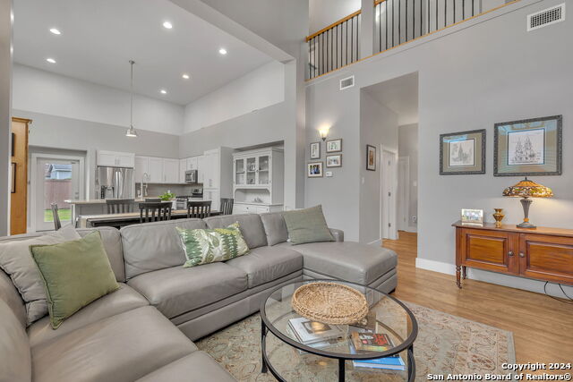 Image 7 of 50 For 728 Guenther St E