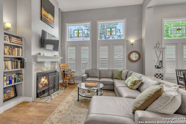 Image 8 of 50 For 728 Guenther St E