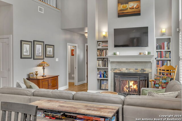 Image 9 of 50 For 728 Guenther St E