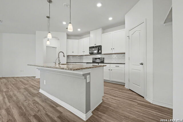 Listing photo id 3 for 4568 Klein Mdws