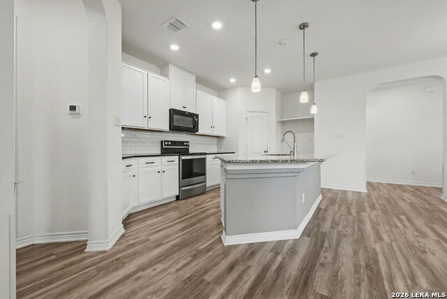 Listing photo id 5 for 4568 Klein Mdws