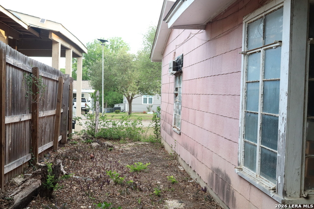 Listing photo id 1 for 423 Blakeley Dr