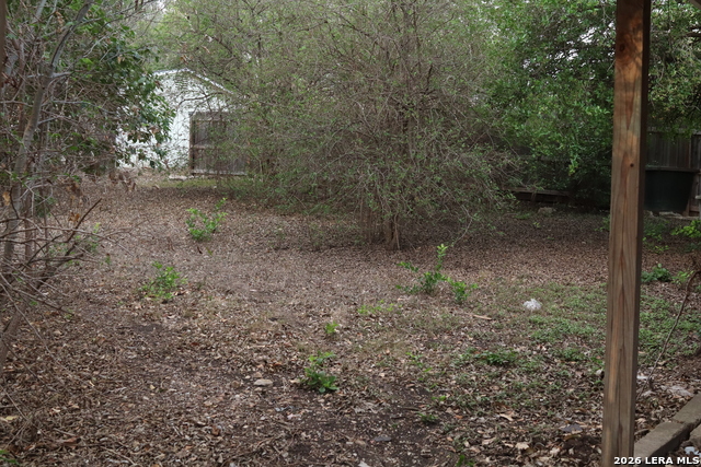 Listing photo id 2 for 423 Blakeley Dr