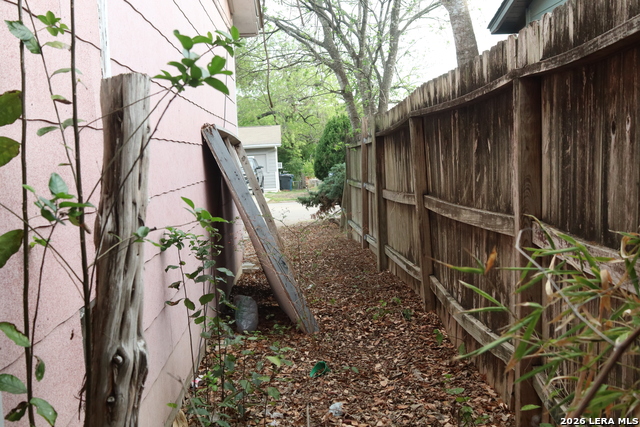 Listing photo id 3 for 423 Blakeley Dr