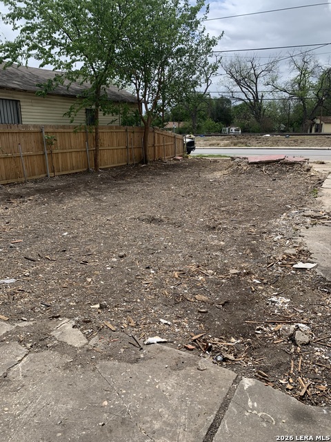 Image 5 of 6 For 405 Frio City Rd